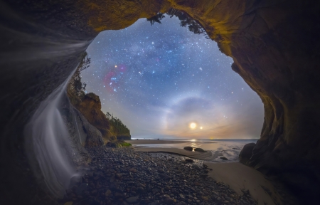 海边石洞璀璨星空夜景5k高清桌面壁纸图片