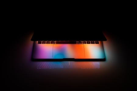 黑暗中的MacBook Pro霓虹照片高清壁纸最新款