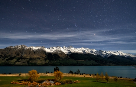 月光下的新西兰瓦卡蒂普夜景星空壁纸护眼