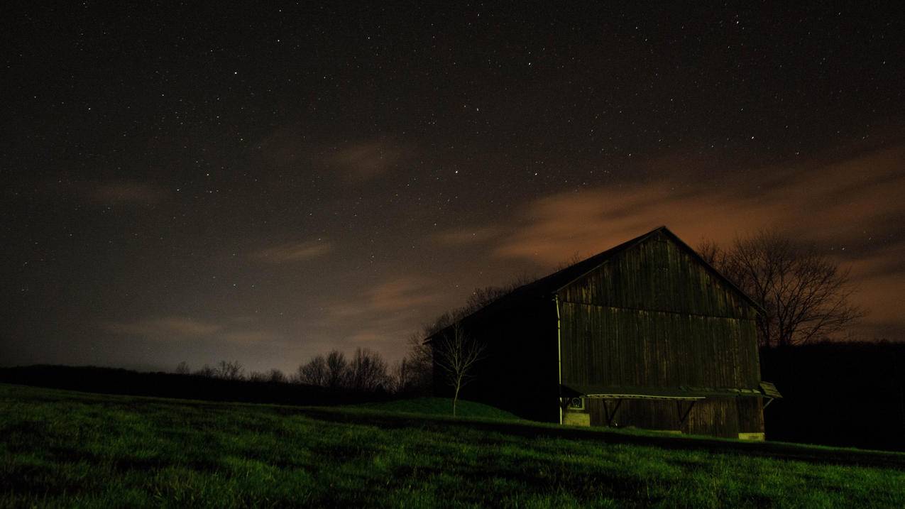 夜幕下草地上的木屋图片夜景壁纸流行