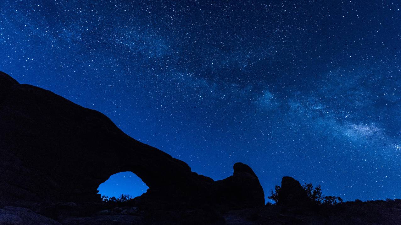 巨石景观夜景星空壁纸图片湛蓝